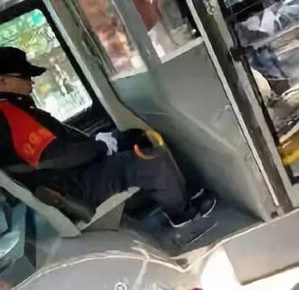 11路公交车爆料新闻,乘客爆料传递正能量  第2张